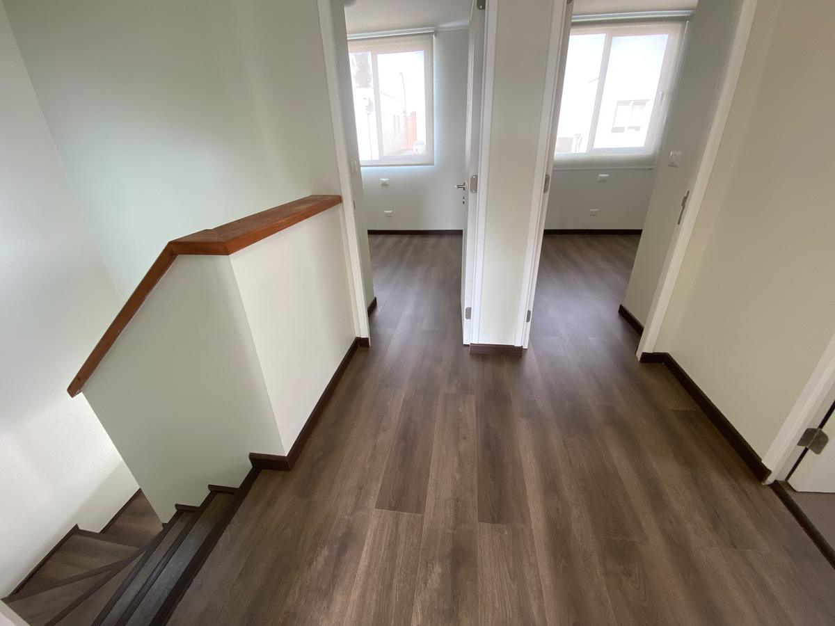 Hall con piso flotante